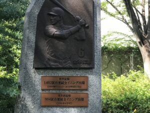金本知憲氏のレリーフ