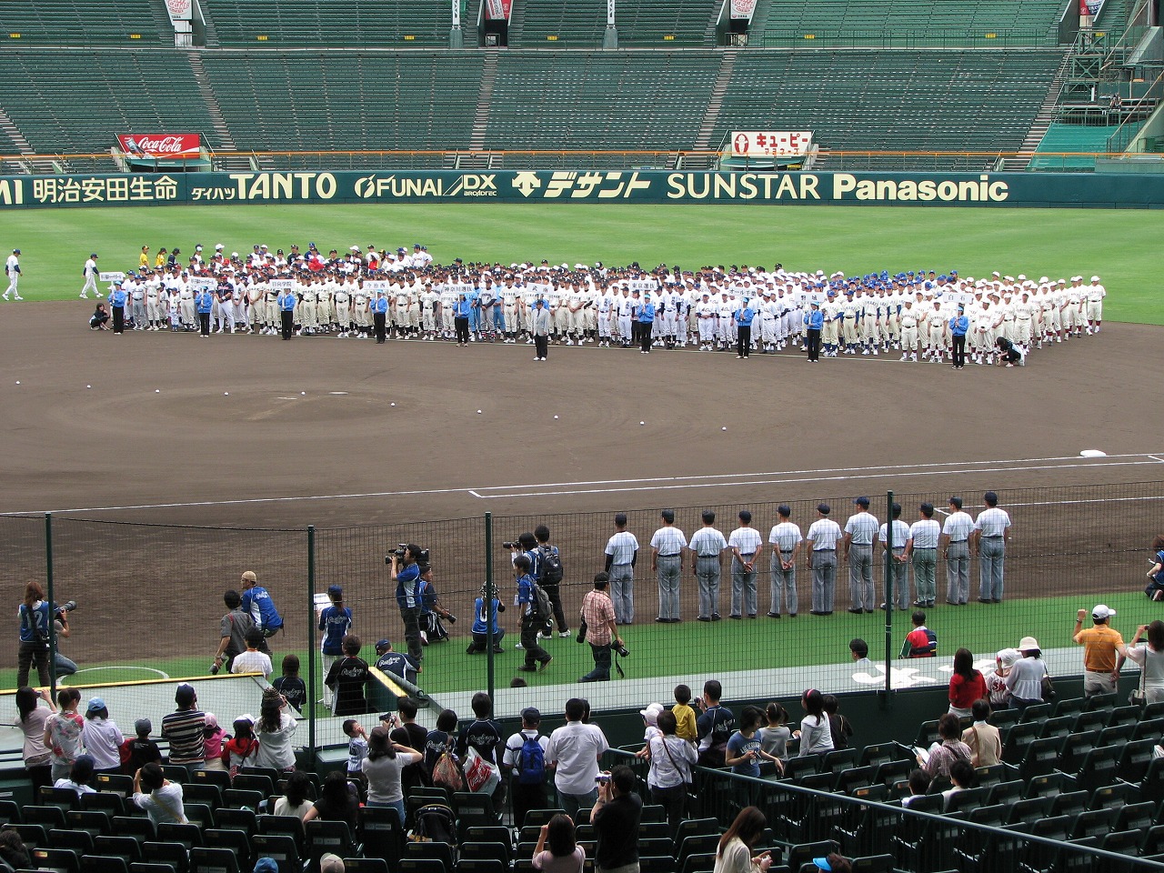 思い出を語る市立西宮高校のプラカードガールＯＧたち - 甲子園の歴史