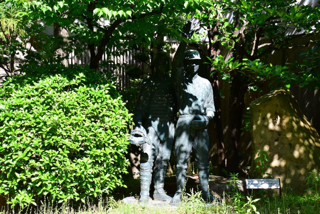 高野連の中庭にある鳴尾球場跡地のモニュメントの元像
