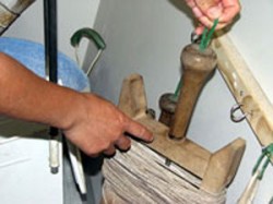 ロープを巻いてある道具の持ち手は、折れたバットのグリップ