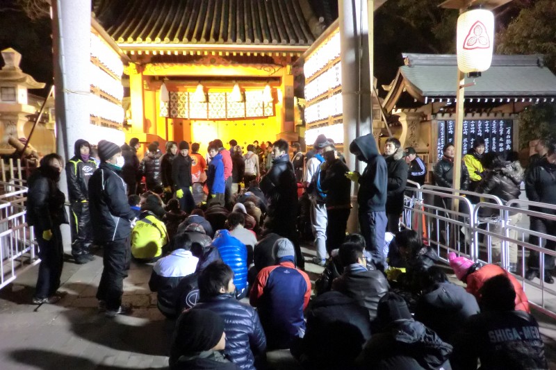 西宮神社 福男選び 赤門前で待機する参拝者
