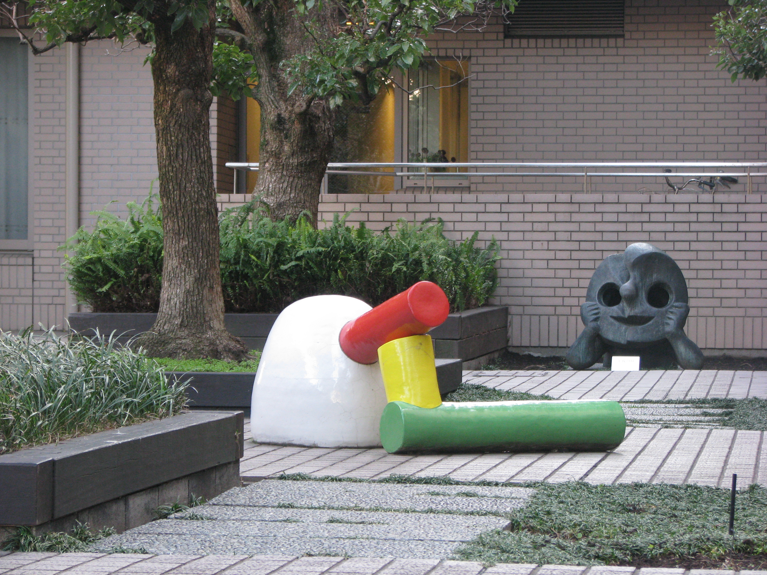 元永定正さんから寄贈された作品「しろからだんだん」が
岡本太郎さんの「午後の顔」に見守られるように飾られていました。