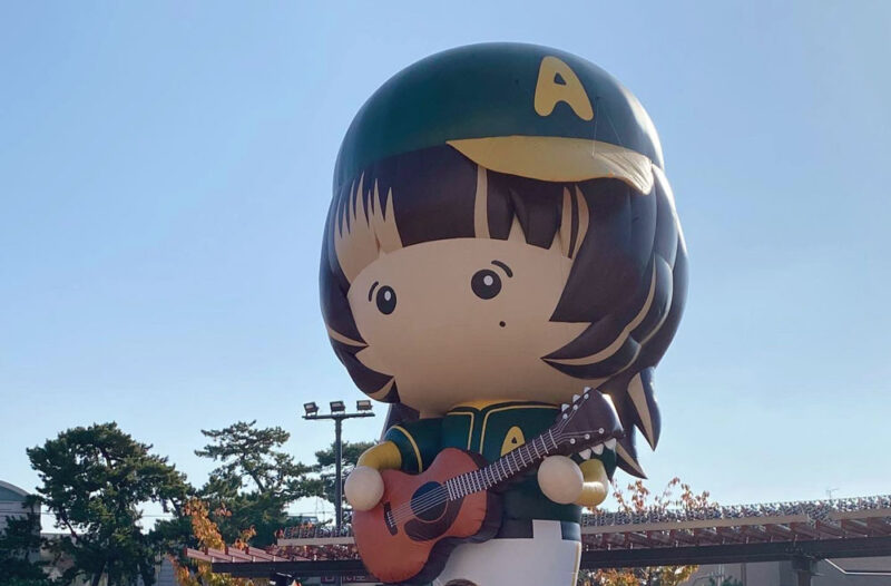 ライブ当日阪神甲子園駅前広場に登場した大きなあいみょんバルーン人形