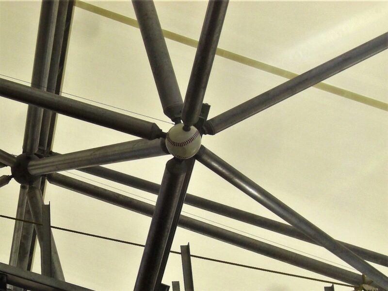 甲子園駅にある、屋根を支えるジョイントの一個が、ボールの形になっている。