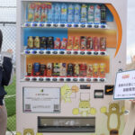 西宮浜総合公園に設置された若者支援のチャリティ自動販売機第一号機