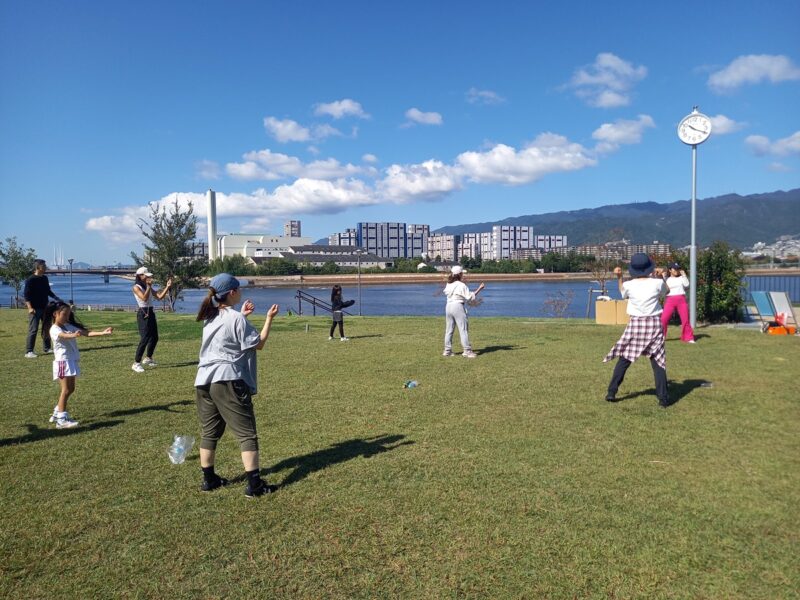 空、海、山を見ながらパークダンスしている様子