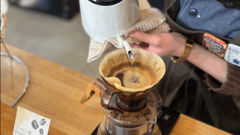 コーヒーを淹れている様子