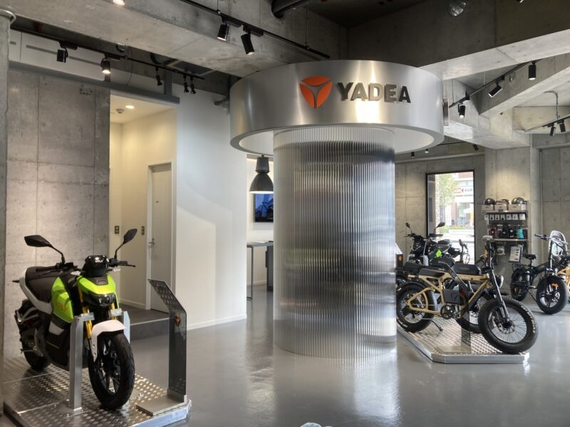 電動バイクや自転車が並ぶ、コンクリート打ちっぱなしのスタイリッシュな店内