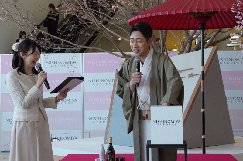 BOXから質問カードを引く小泉さん。