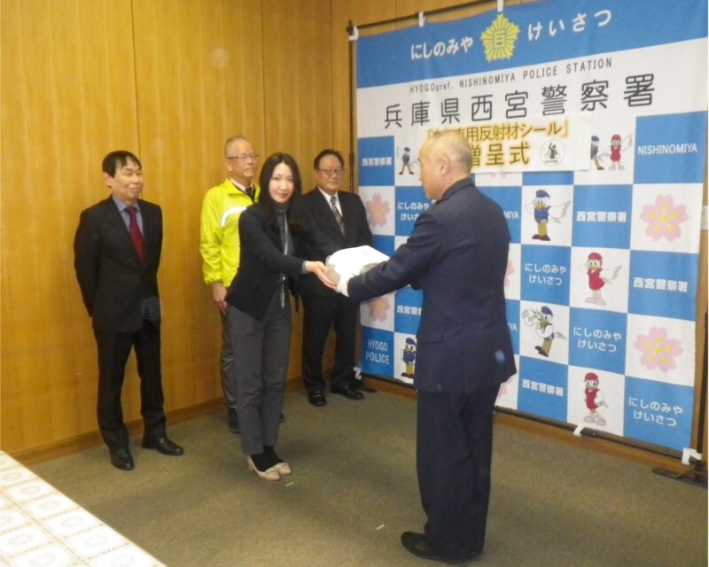 自転車用反射材シール贈呈式の様子