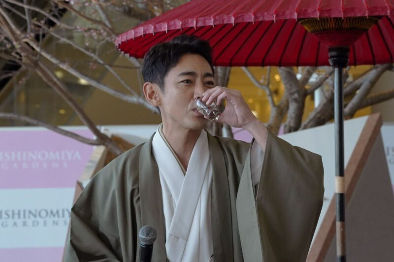 西宮の地酒を楽しむ小泉さん。