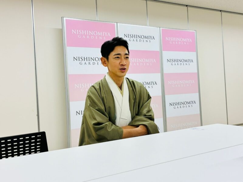 インタビューに答える小泉さん