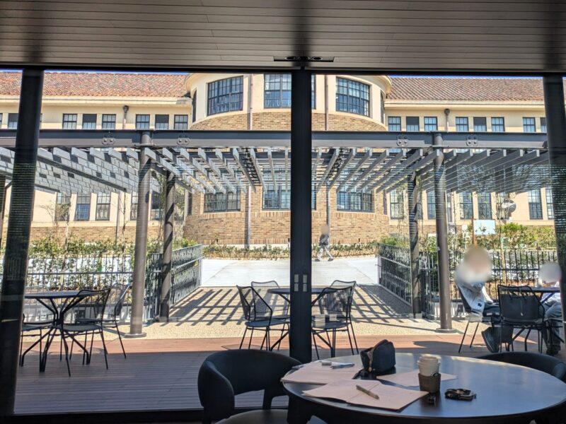 建物内部からの眺め