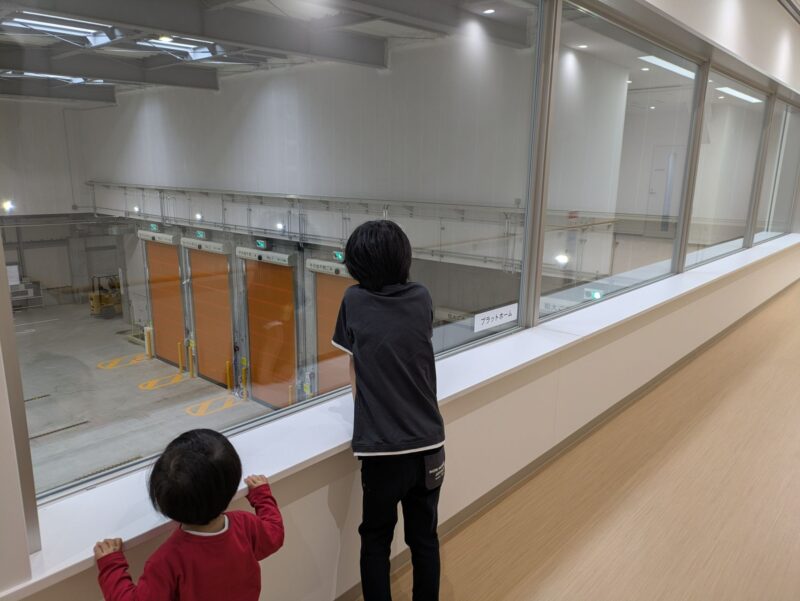 プラットフォームを見下ろす子どもたち