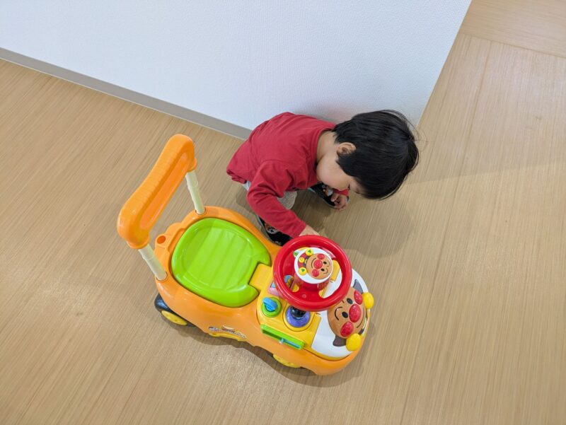 お気に入りのおもちゃで遊ぶ息子