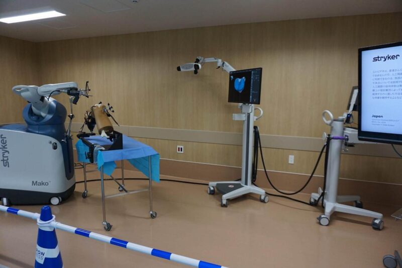 人工関節手術で活躍するロボット